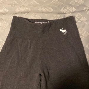 Girls Abercrombie leggings dark grey. My daughter wore once size 11/12
